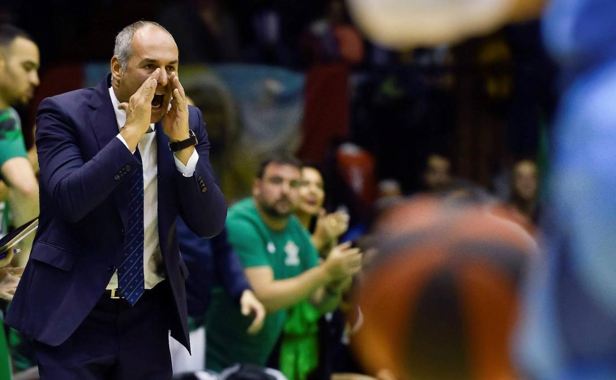 Curro Segura da indicaciones desde el banquillo del Coosur Betis, su último equipo 