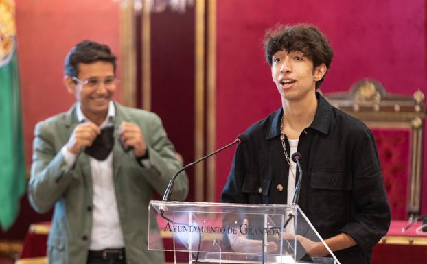 Paul Thin, ayer en el salón de plenos del Ayuntamiento de Granada, junto a Paco Cuenca.