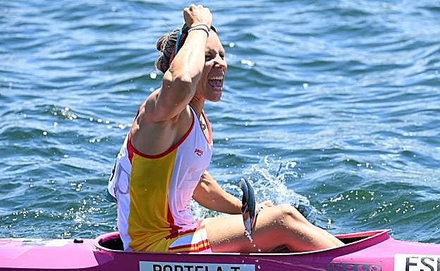 Plata para la niña que remaba entre las bateas