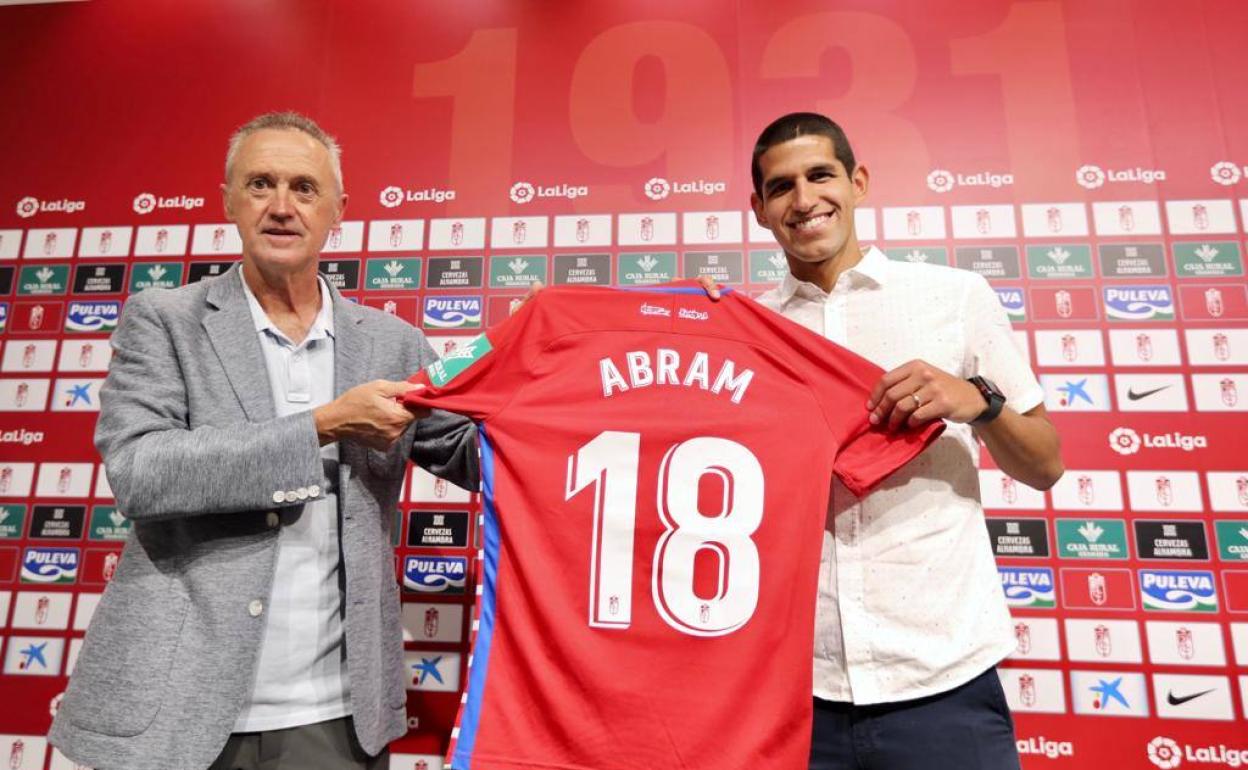 Pep Boada y Abram posan con la elástica rojiblanca. El peruano llevará el 18. 