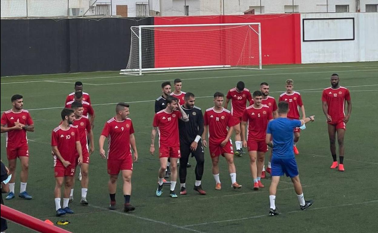 Parte de la actual plantilla huercalense, durante una sesión de entrenamiento en El Hornillo. 