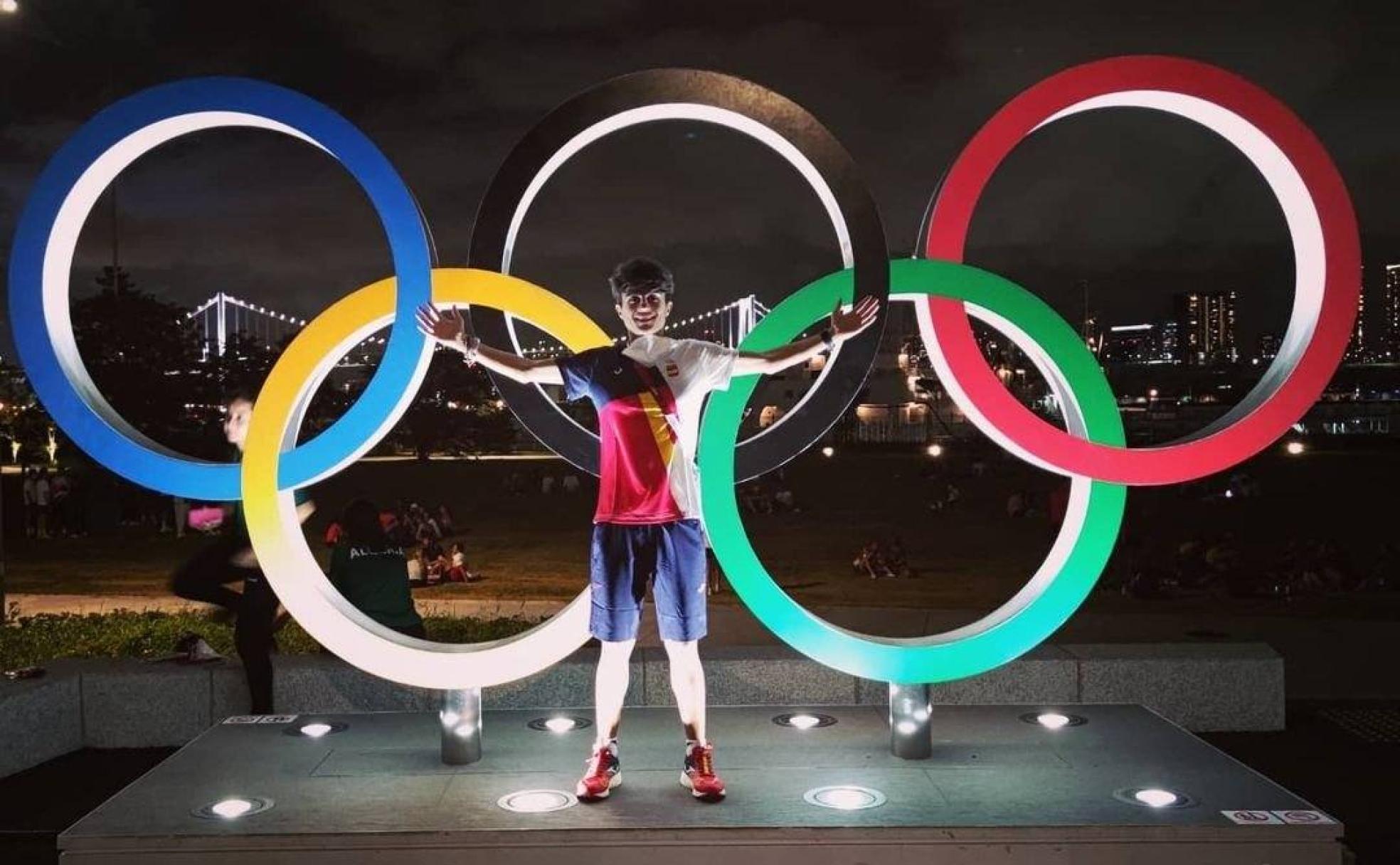 María Pérez se fotografía en Tokio con los anillos olímpicos, preparada para su debut en unos Juegos. 