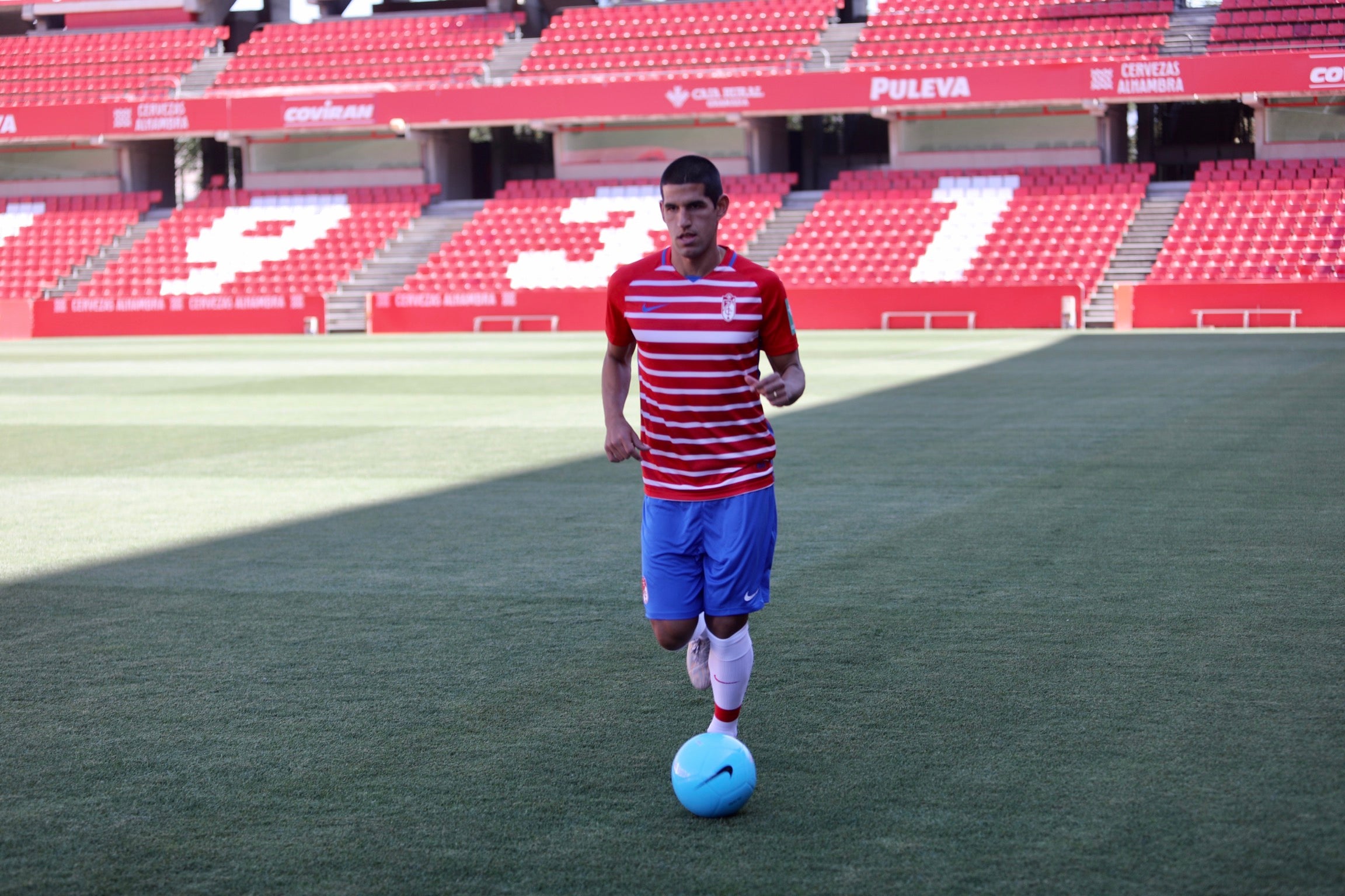 El peruano se ha vestido de rojiblanco en Los Cármenes