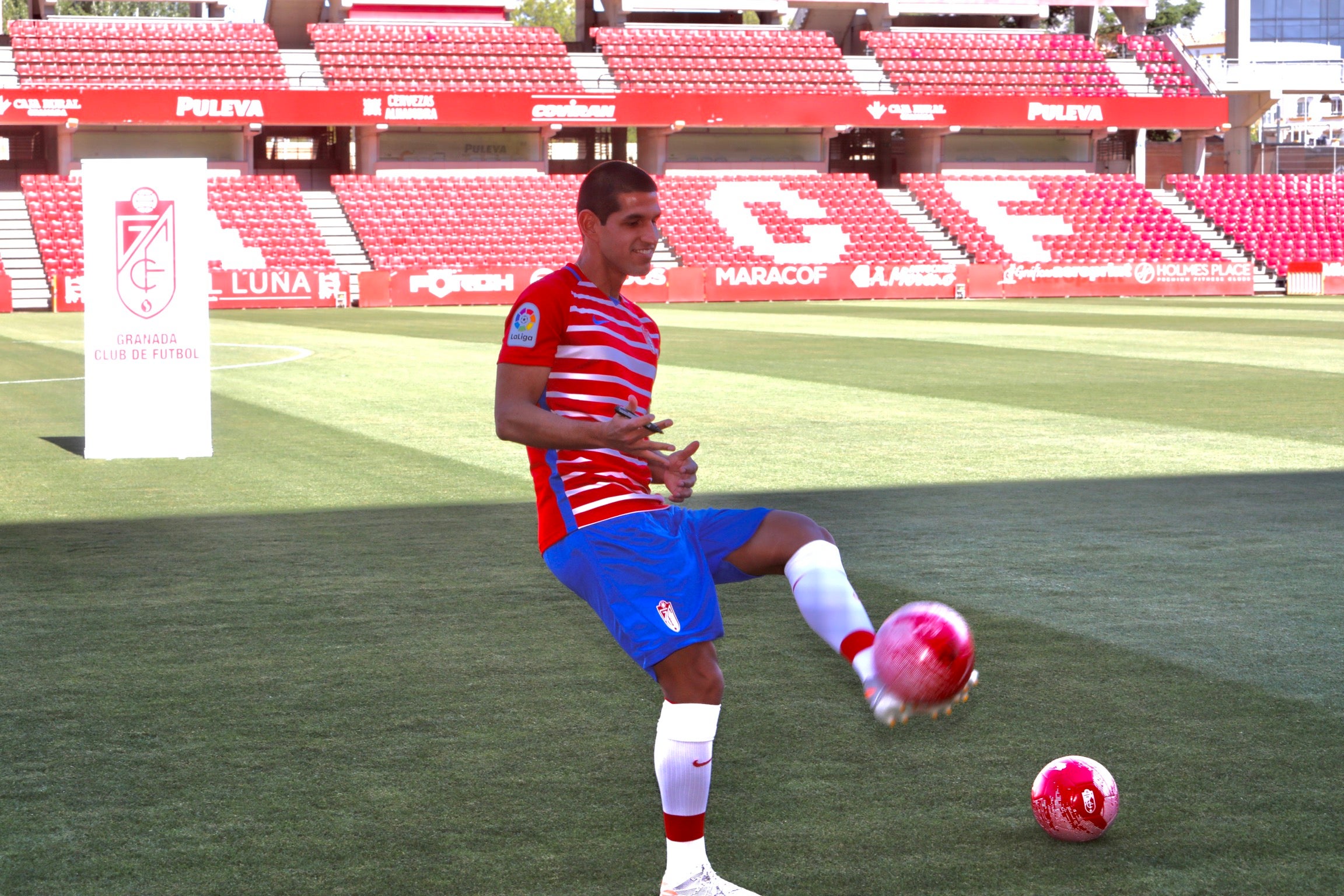 El peruano se ha vestido de rojiblanco en Los Cármenes