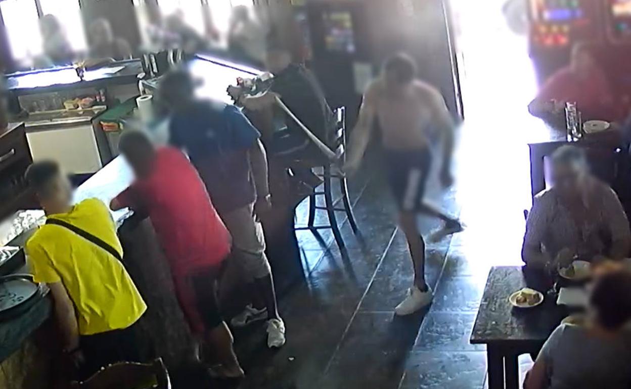 En la imagen del vídeo se ve al agresor con el bastón.