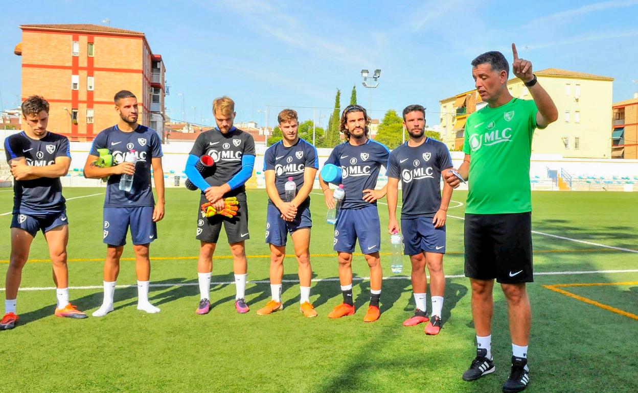 El técnico argentino dando instrucciones a sus hombres durante un entrenamiento matinal en el anexo de Linarejos.