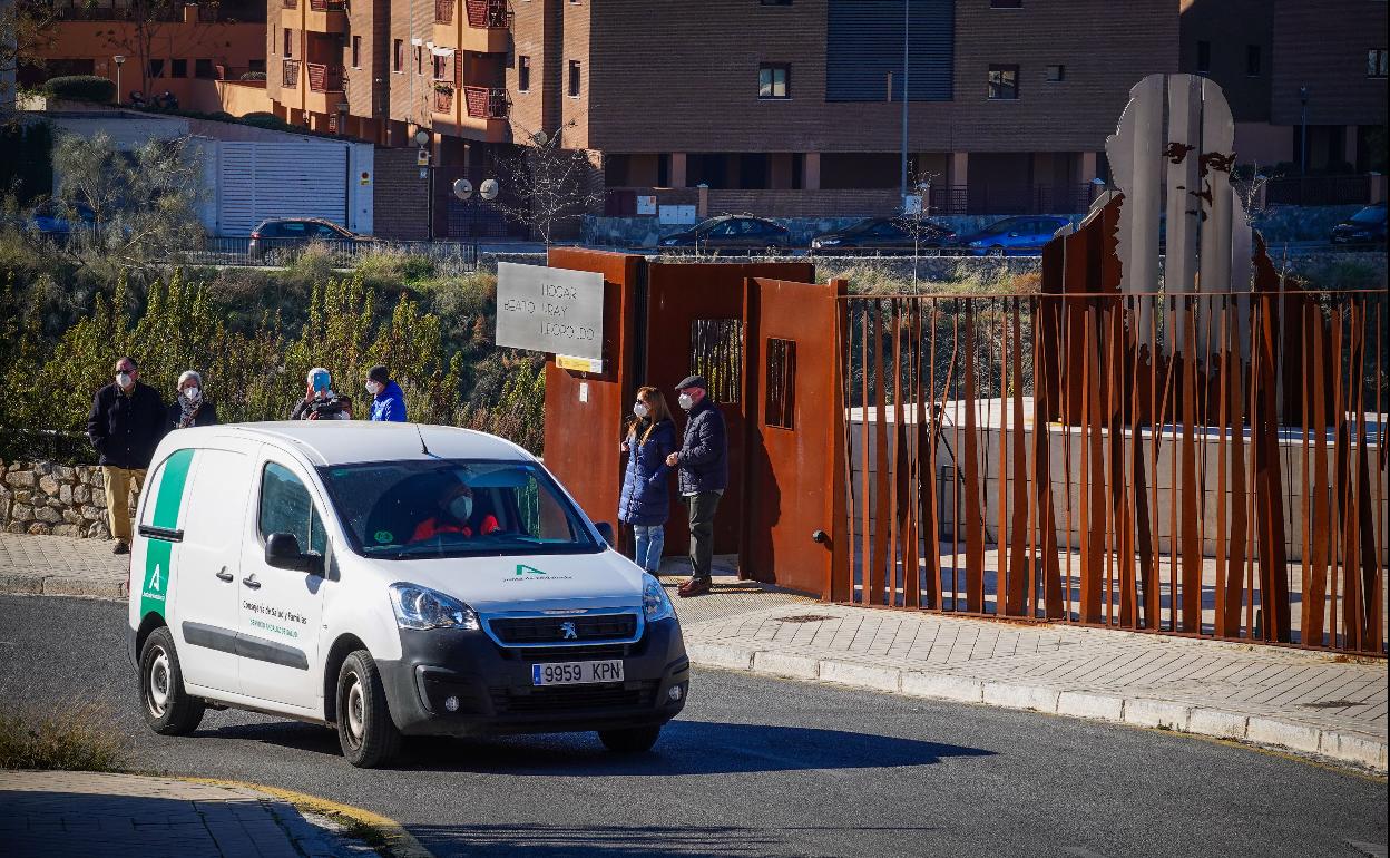 La residencia de ancianos Beato Fray Leopoldo de Granada, el día que llegaron las vacunas para sus residentes. 