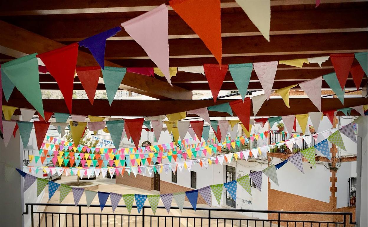 Banderines que adornan la localidad de Guájar Alto. 