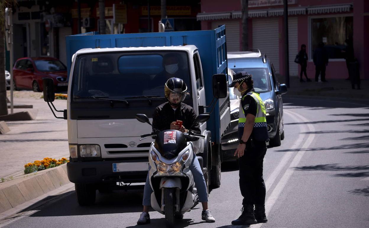 Imagen de archivo de un control policial en la avenida de Salobreña de Motril.
