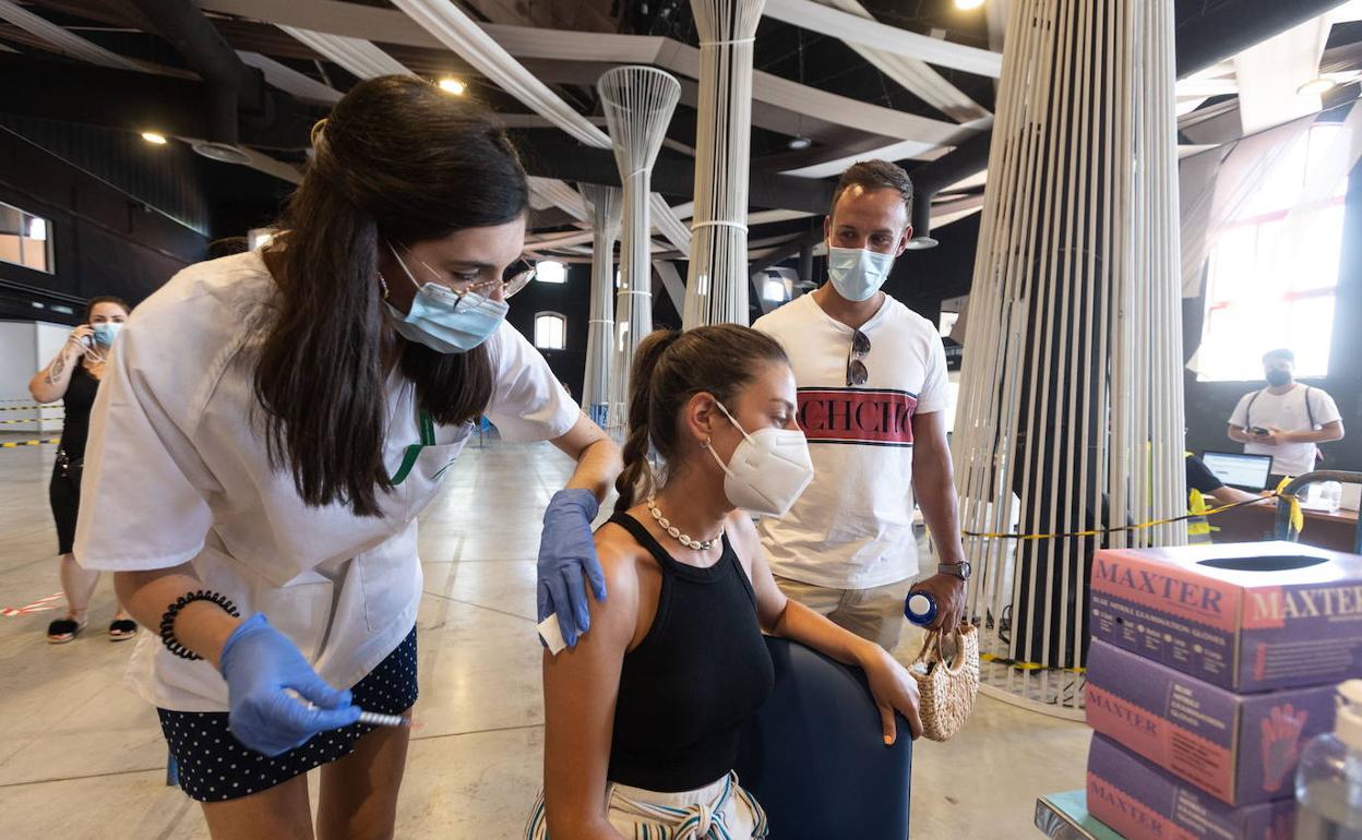 Una joven se vacuna en Fermasa, el mes pasado.