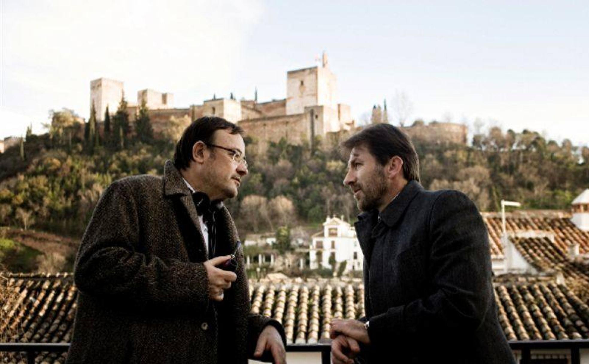 El director Manuel Martín Cuenca y el actor Antonio de la Torre, durante el rodaje de 'Caníbal' en en entorno monumental de Granada. 