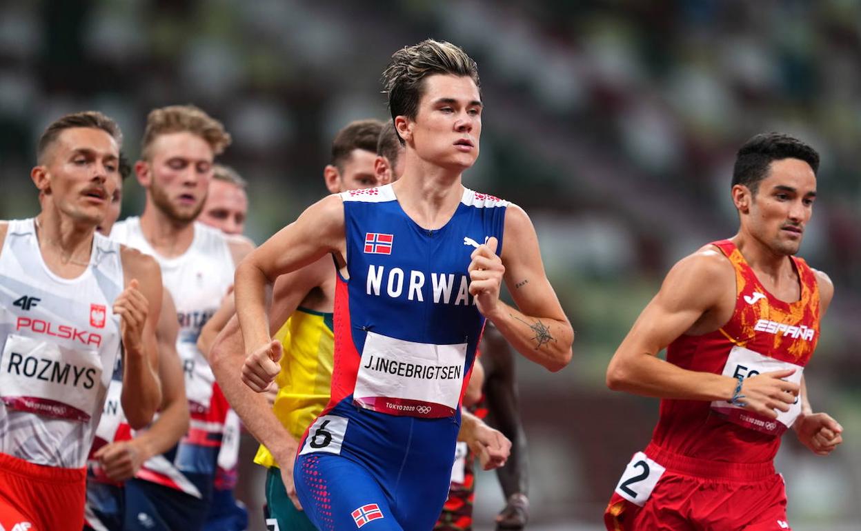 Ignacio Fontes, a la derecha, es rebasado por Ingebrigtsen cuando iba en cabeza. 