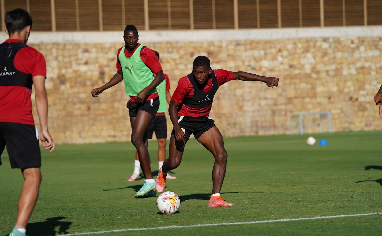 Sadiq Umar y Sergio Akieme se ejercitan en la sesión de ayer. 