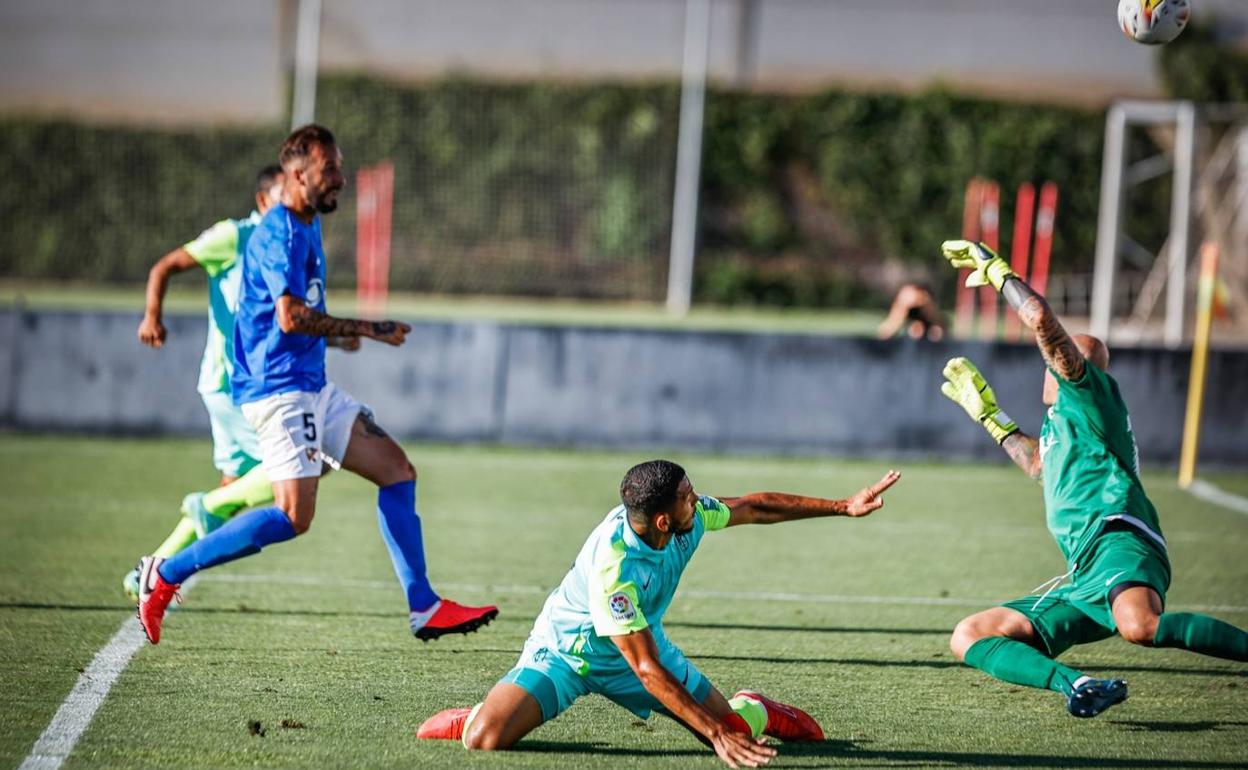 Luis Suárez cae tras rematar un buen centro de Quini, pero el meta Nauzet desvía el balón a córner. 