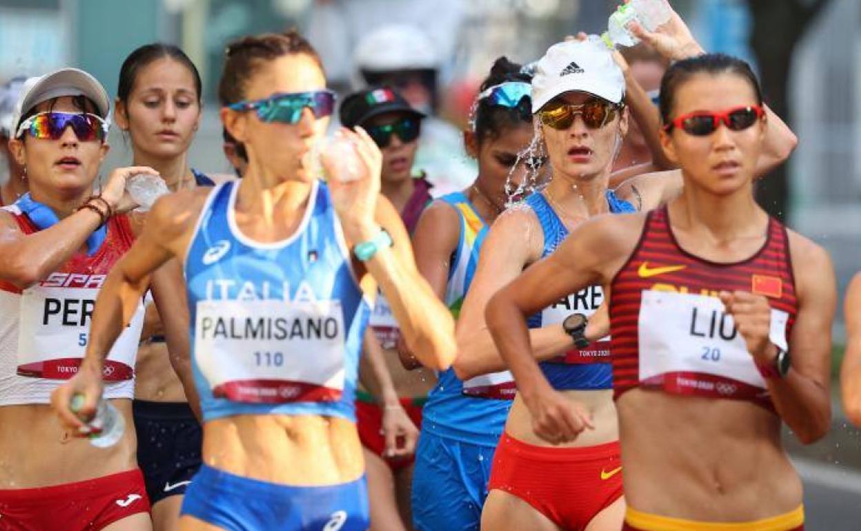 María Pérez (a la izquierda) se refresca durante la prueba. 