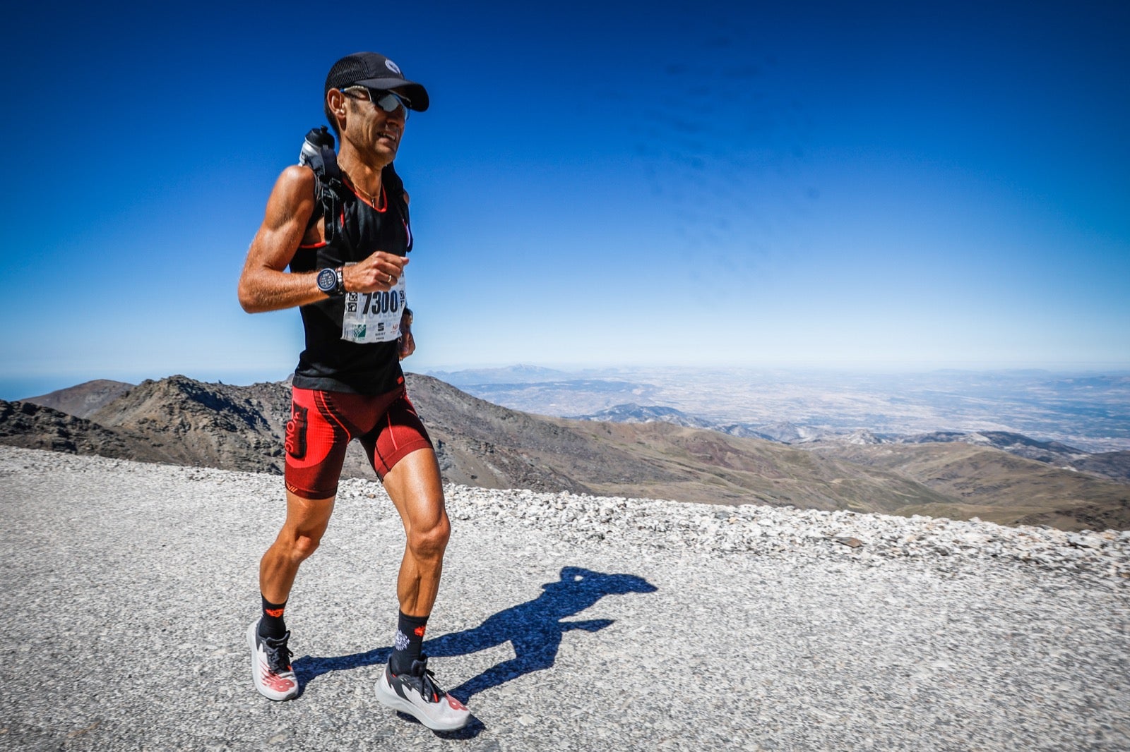 Los corredores han recorrido los 48,7 kilómetros entre Granada y el Veleta en la más emblemática carrera del calendario deportivo del verano en Sierra Nevada