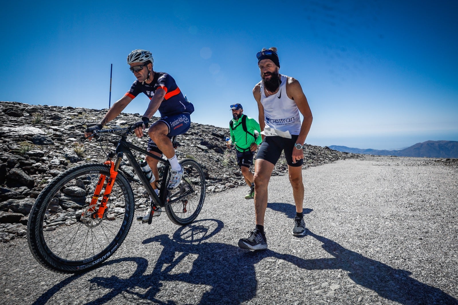 Los corredores han recorrido los 48,7 kilómetros entre Granada y el Veleta en la más emblemática carrera del calendario deportivo del verano en Sierra Nevada