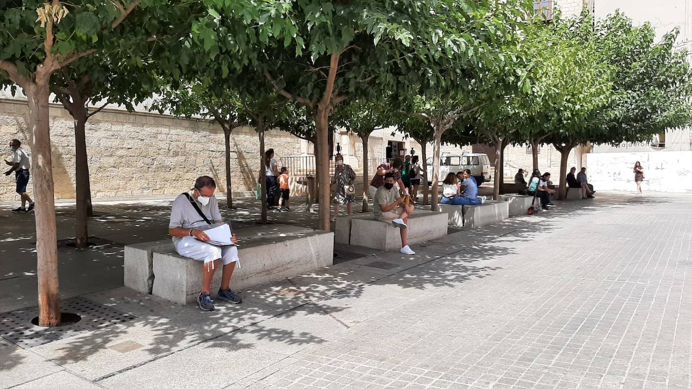 Jienenses con su mascarilla en la plaza de Santa María. 