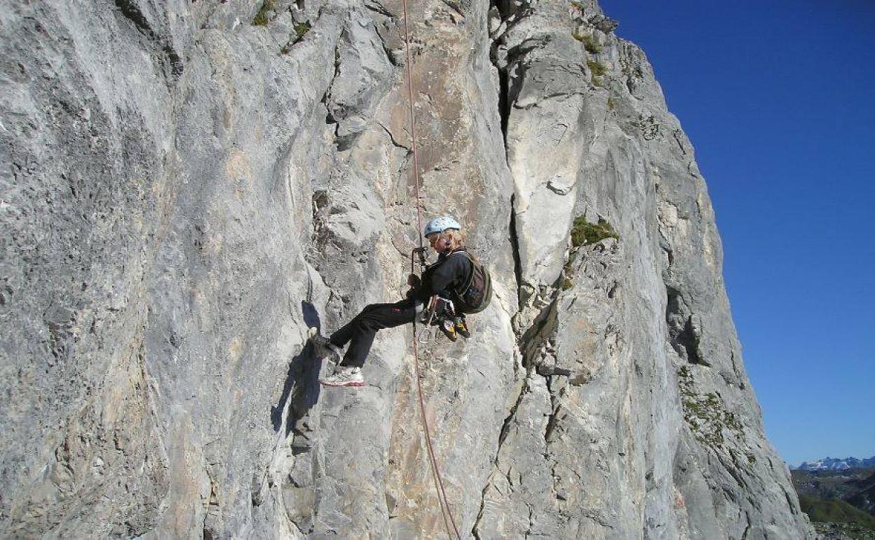 Imagen de archivo de una persona realizando rápel.