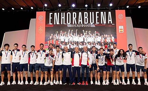 Los subcampeones olímpicos, en la Ciudad del Fútbol de Las Rozas. 