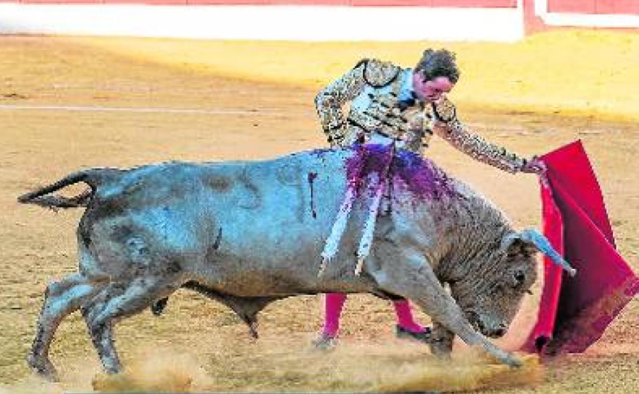 Luis Fernández Ríos en una pase durante la corrida de Pegalajar. 