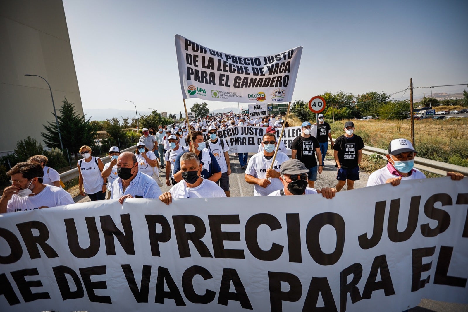 Medio millar de personas y 50 tractores apoyan a los productores por unos precios justos de la leche