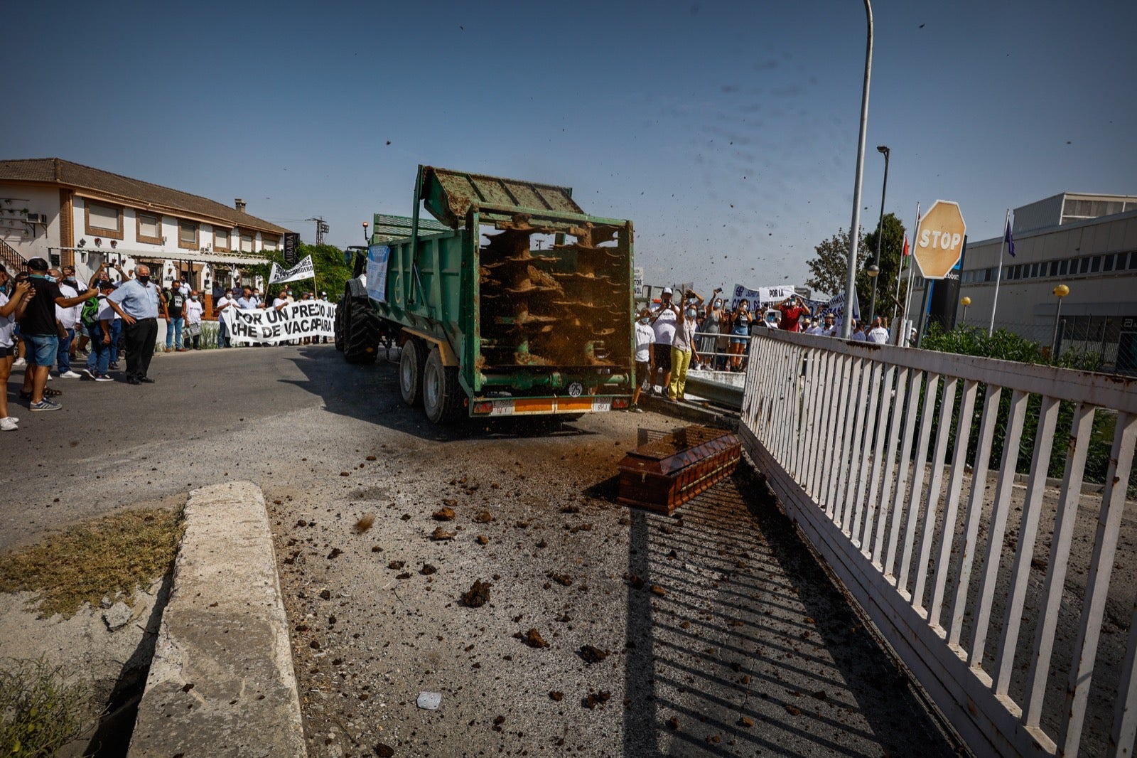 Medio millar de personas y 50 tractores apoyan a los productores por unos precios justos de la leche