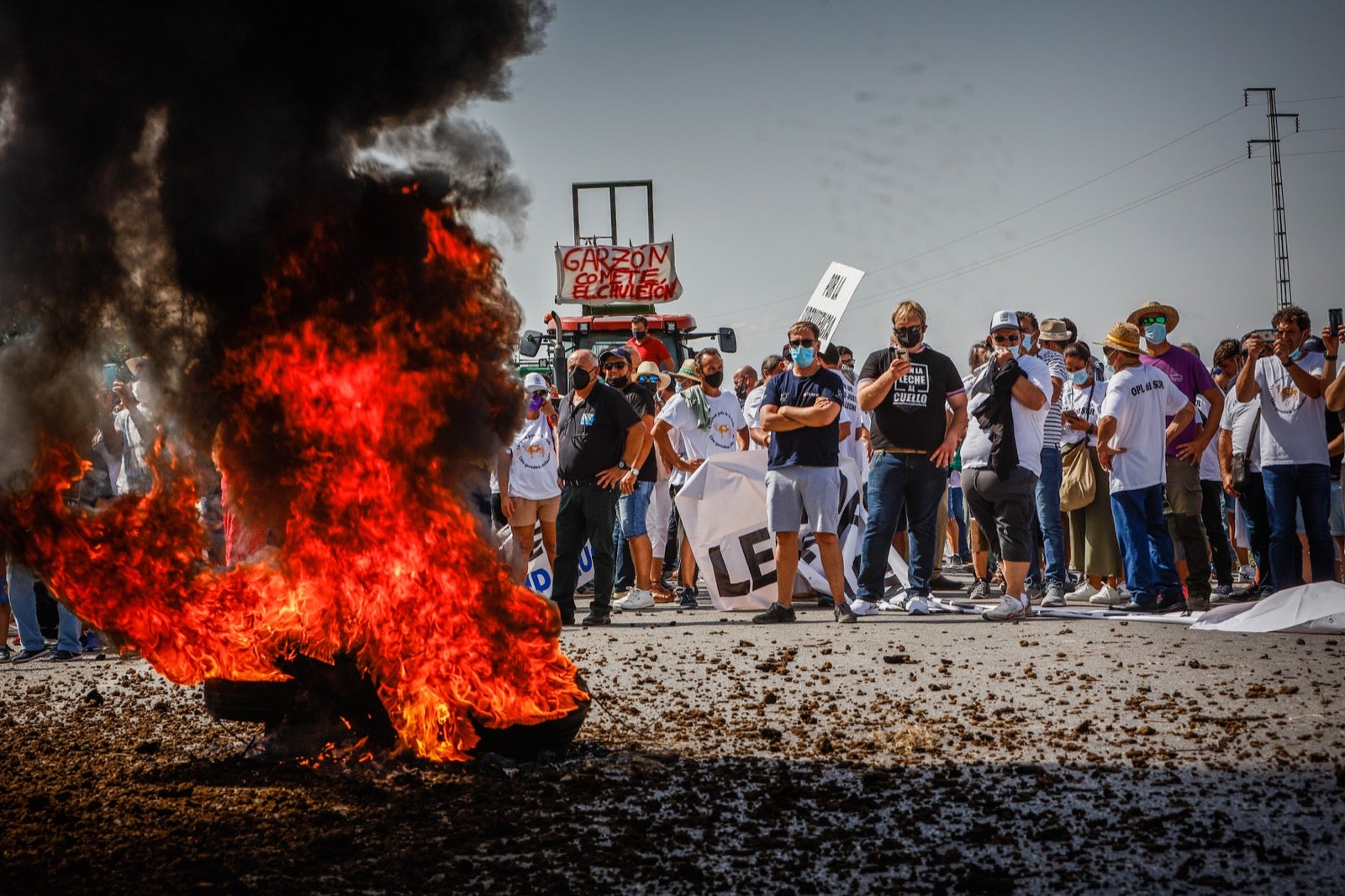 Medio millar de personas y 50 tractores apoyan a los productores por unos precios justos de la leche