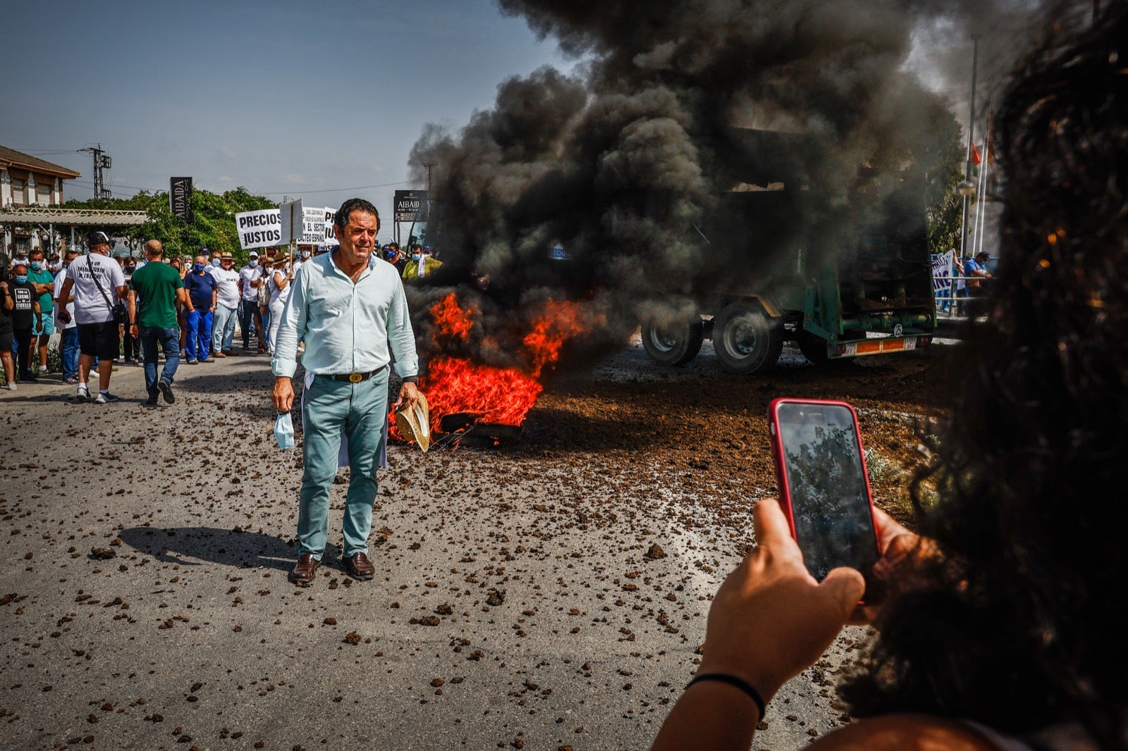 Medio millar de personas y 50 tractores apoyan a los productores por unos precios justos de la leche