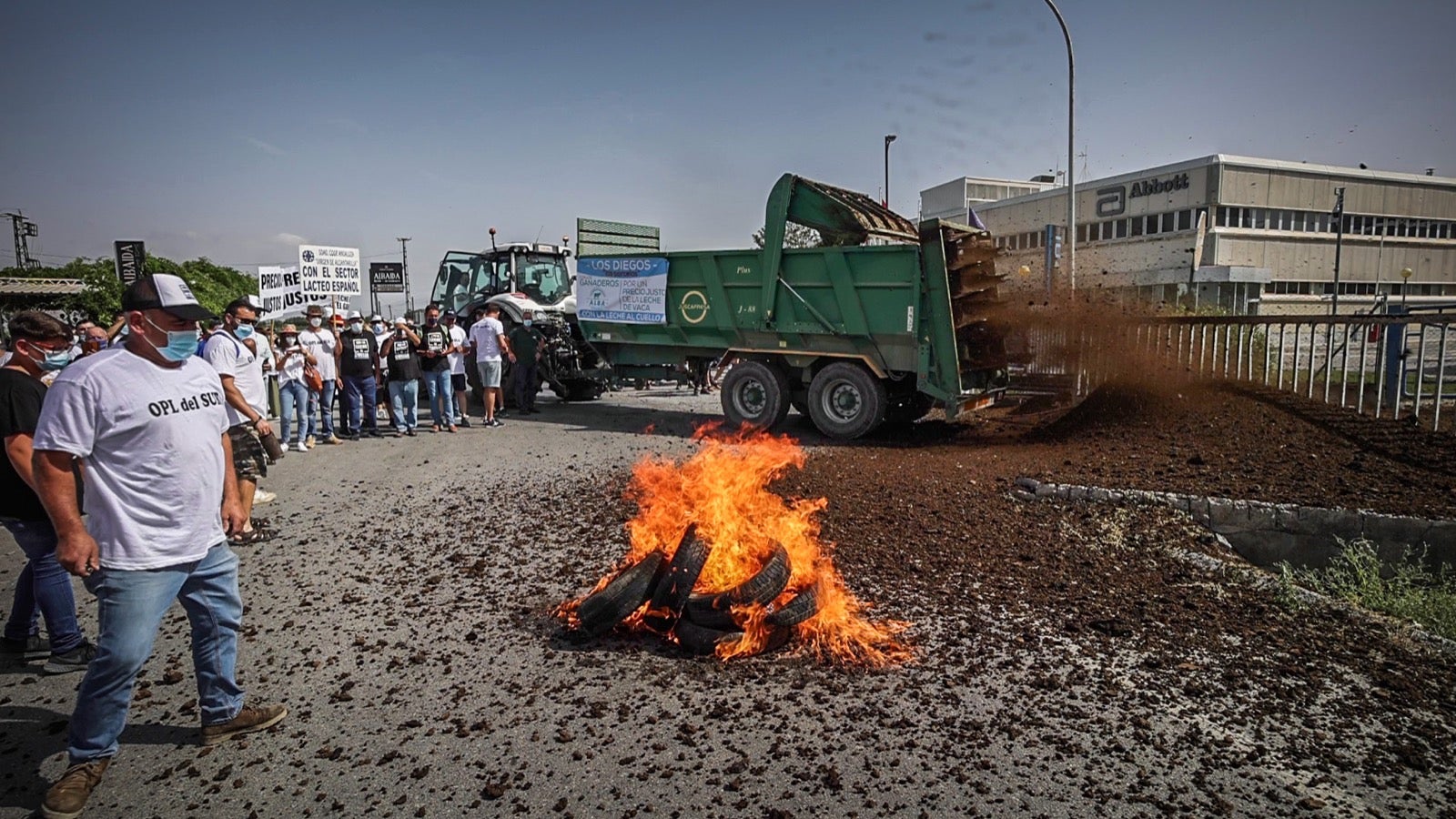 Medio millar de personas y 50 tractores apoyan a los productores por unos precios justos de la leche