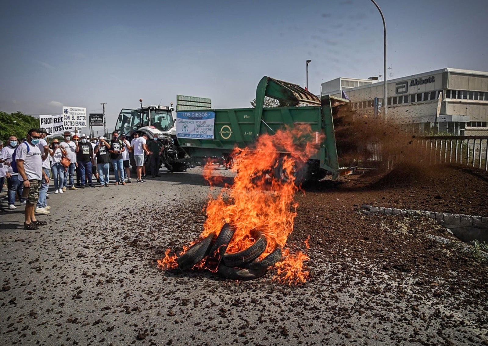 Medio millar de personas y 50 tractores apoyan a los productores por unos precios justos de la leche