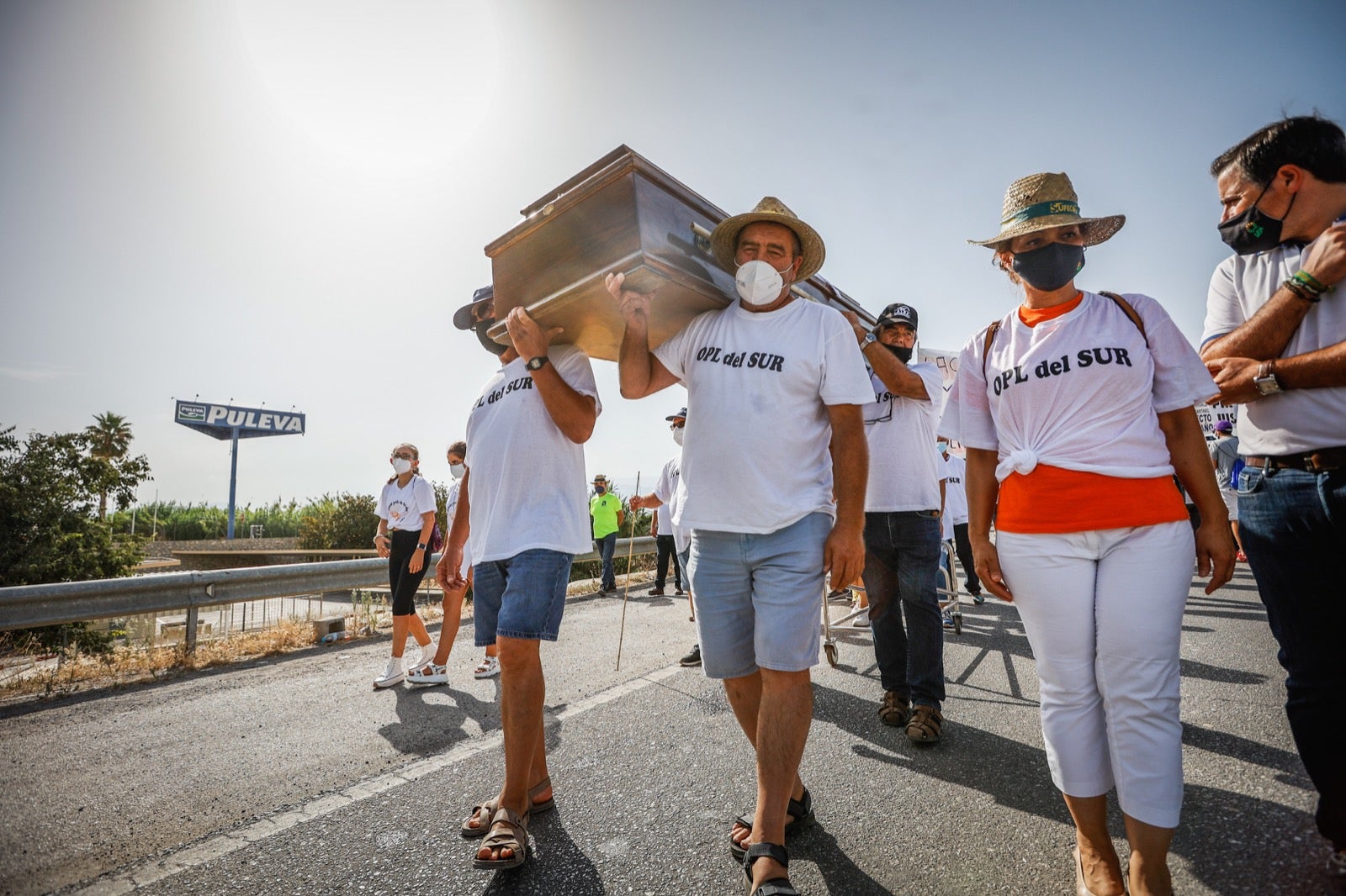 Medio millar de personas y 50 tractores apoyan a los productores por unos precios justos de la leche