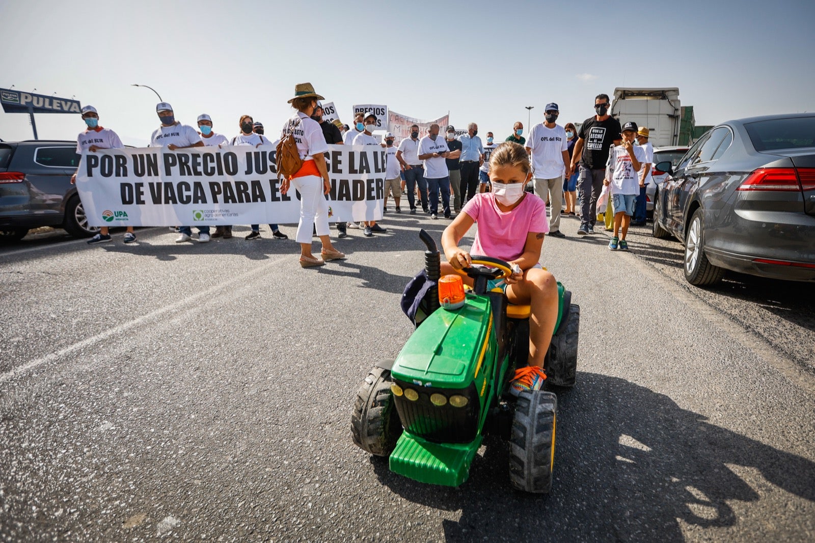 Medio millar de personas y 50 tractores apoyan a los productores por unos precios justos de la leche