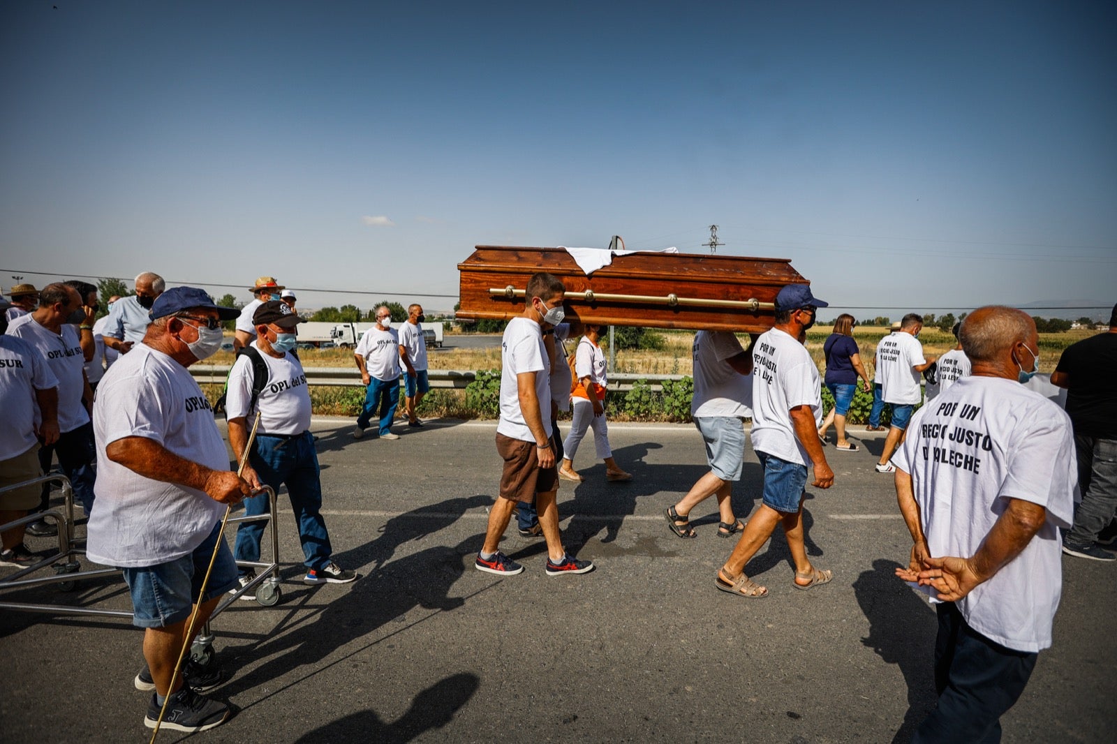 Medio millar de personas y 50 tractores apoyan a los productores por unos precios justos de la leche