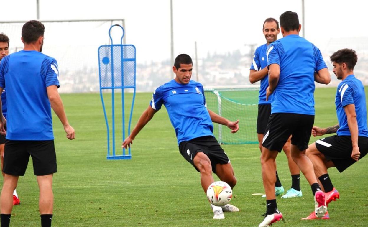 Abram busca la pelota en uno de los ejercicios del entrenamiento. 