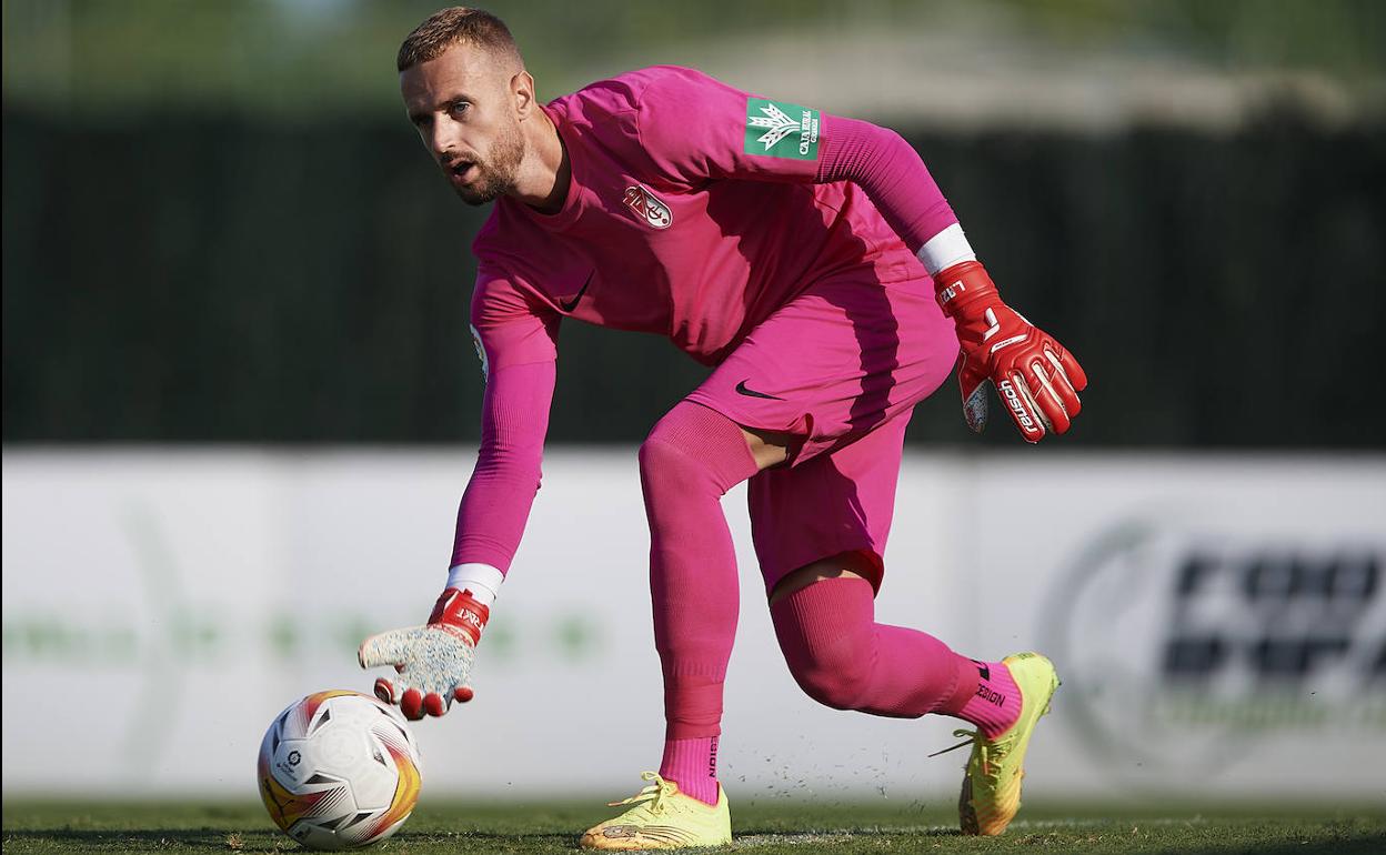 Aarón Escandell sirve raso un balón en un amistoso de pretemporada. 