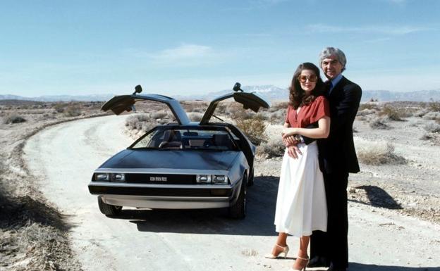 John DeLorean y su mujer, la modelo Cristina Ferrare, junto al DMC-12 en 1979. 