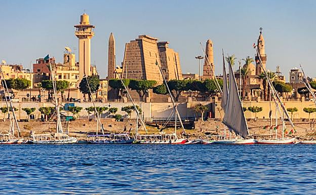 Complejo antiguo de Luxor, a orillas del Nilo. 