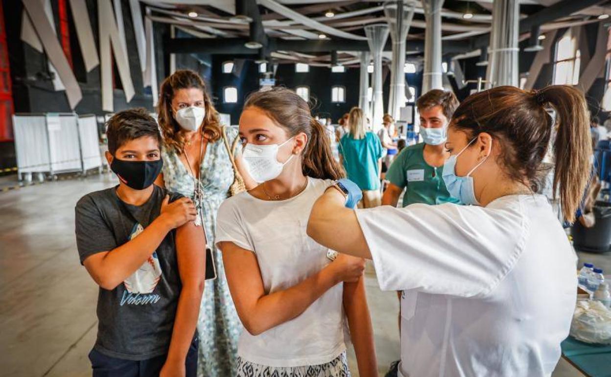 Menores vacunándose en la Feria de Muestras de Armilla. 