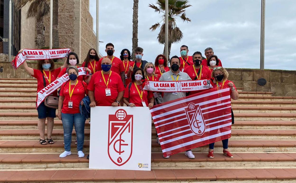 Peñistas del Granada posan con los colores de su equipo en el último Congreso de Peñas celebrado en Gran Canaria. 