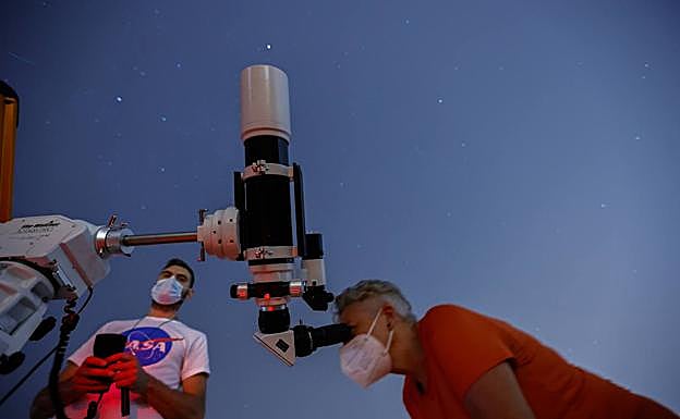 Una de las asistentes al taller observa Venus a través del telescopio. 
