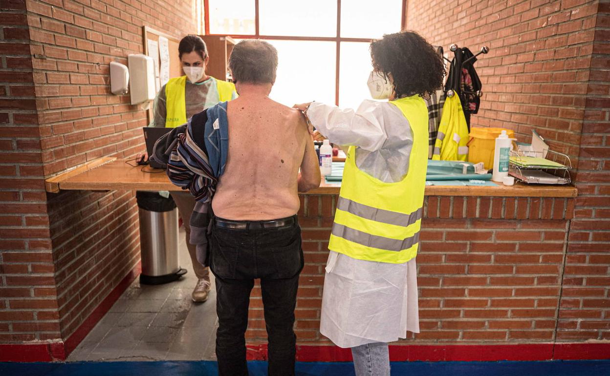 Un hombre se vacuna en un pabellón de la Feria de Muestras de Armilla. 