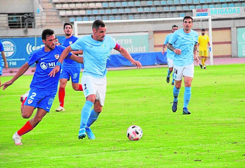 Gabi Ramos controla el balón pese a la oposición de Luna. 