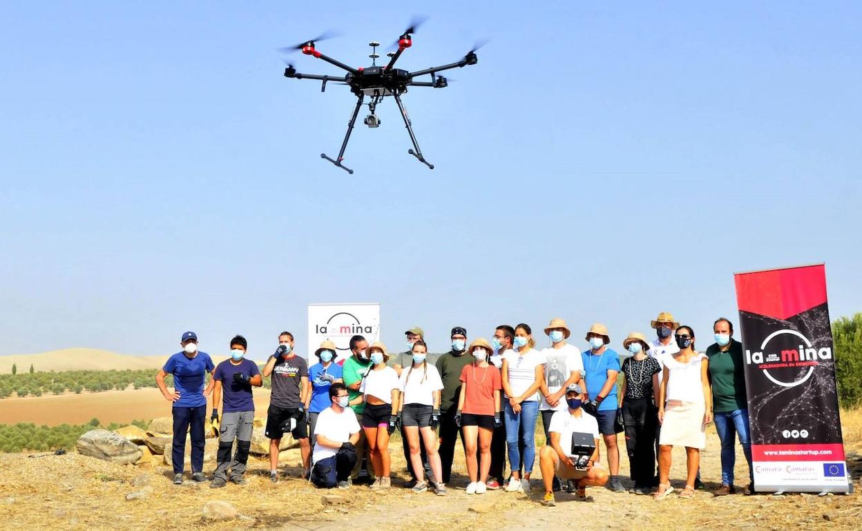 Momento de la demostración de vuelo de drones en Cástulo, con los jóvenes del campo de trabajo. 