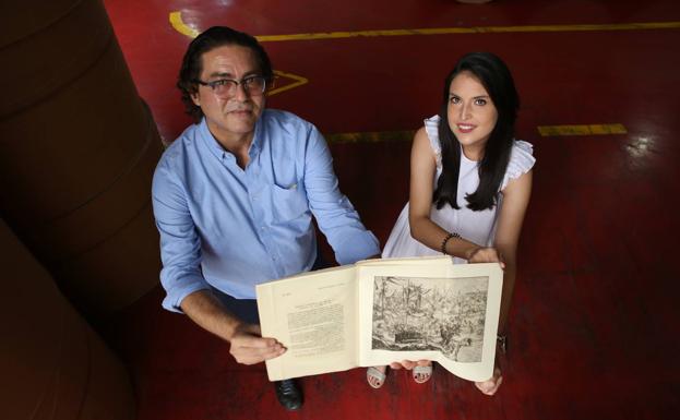 César Requesens y Lorena Marín posan con un grabado de la batalla. 