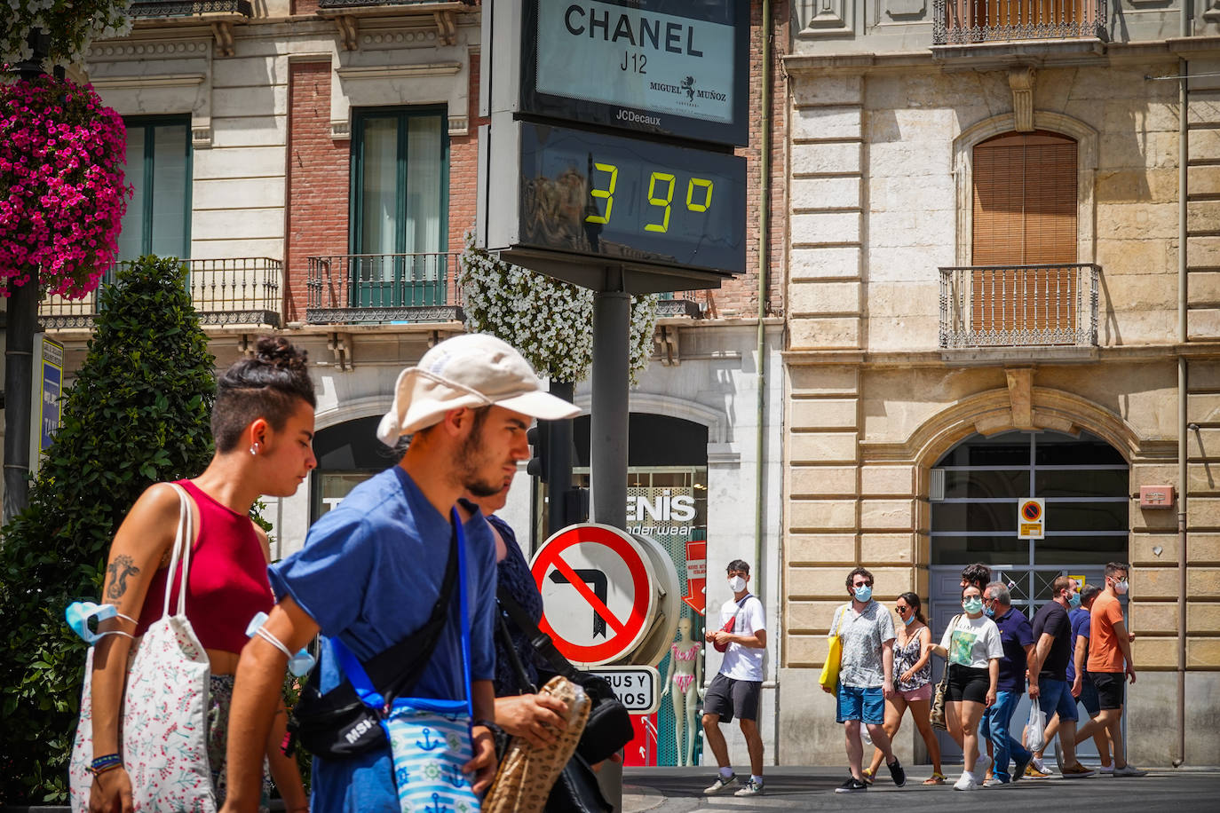 Un termómetro marca 39 grados en el centro de Granada. 