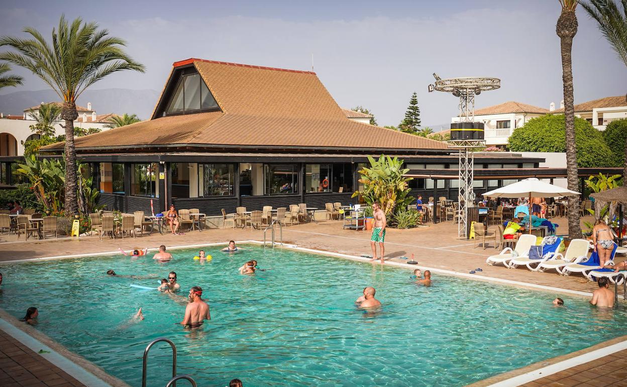 Turistas, en la piscina del Hotel Impressive de Playa Granada.