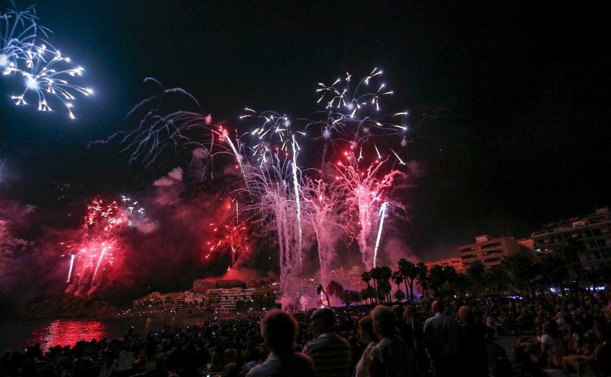 Espectáculo de fuegos artificiales de Almuñécar el 15 de agosto de 2019, último año en el que se pudieron hacer completos.