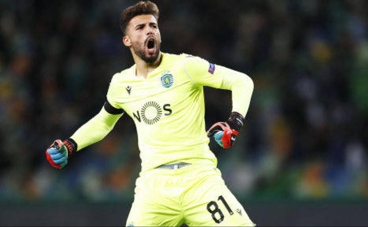 El portero luso Luís Maximiano celebra un gol en el Sporting de Portugal. 