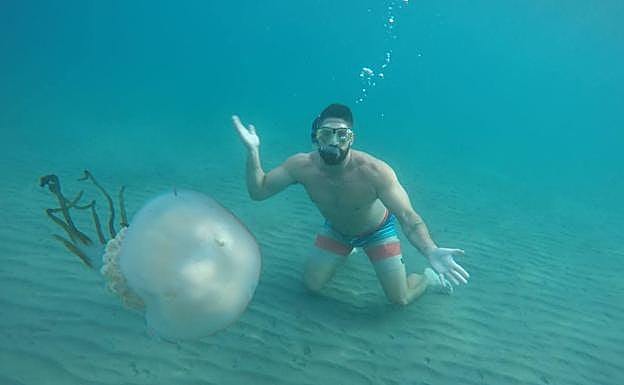 Lorenzo Hernández junto a la medusa que encontró en Torrenueva.